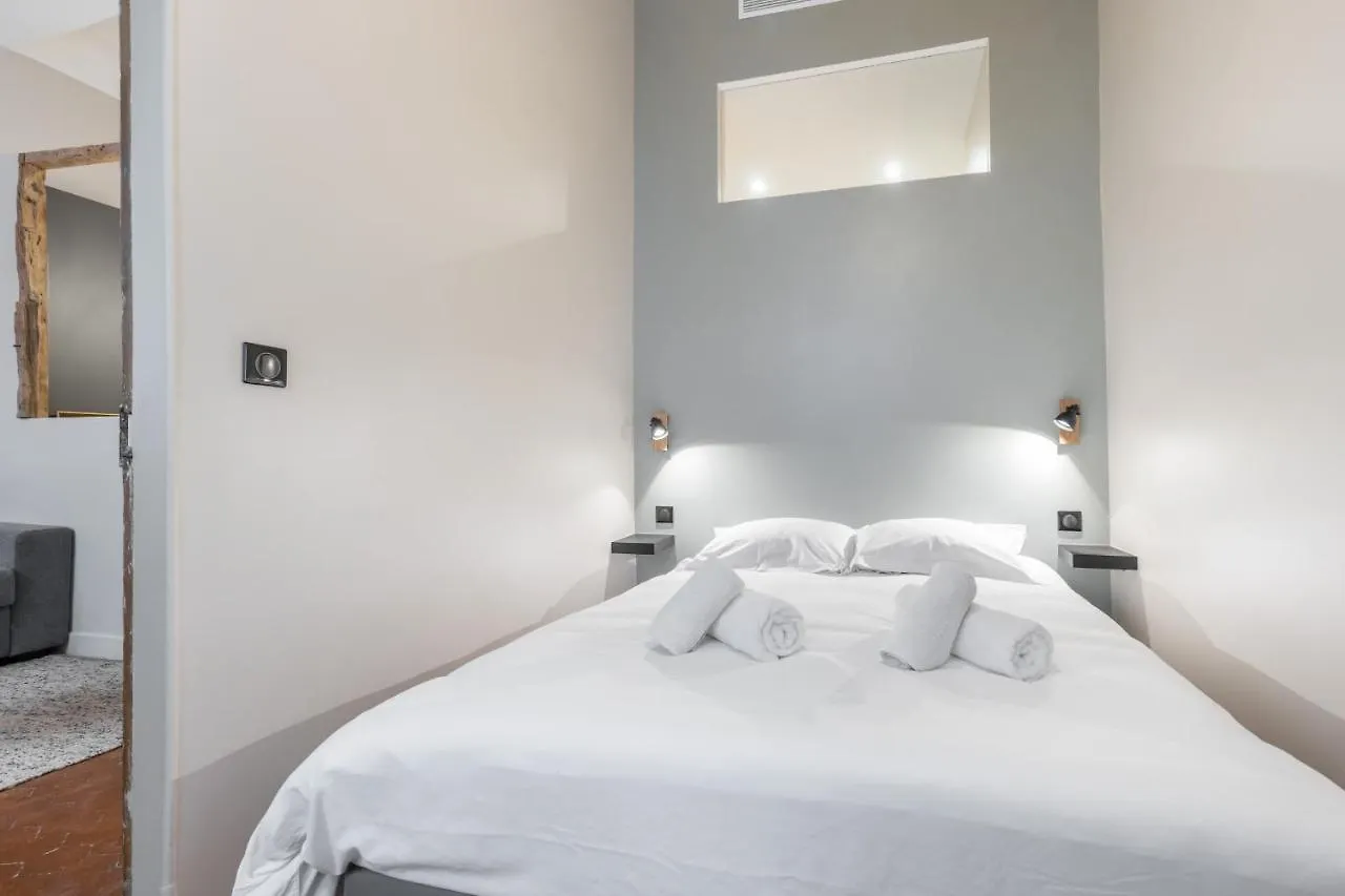 Charming 2 Bdr Old Town Daire Nice